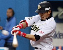 安打を放つオリックス坂口智隆外野手。この年、最多安打のタイトルを獲得した＝2011年4月、京セラドーム大阪