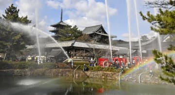 「文化財防火デー」に合わせて、世界遺産・法隆寺で行われた放水訓練＝26日午前、奈良県斑鳩町