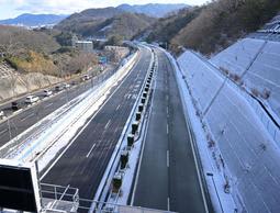 寒波の影響で通行止めが続く阪神高速北神戸線＝26日午前、神戸市北区