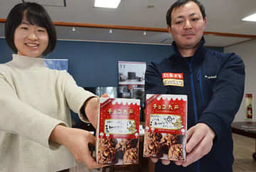 「チョコ九戸」をPRする福島多恵さん（左）と沢口慶太さん