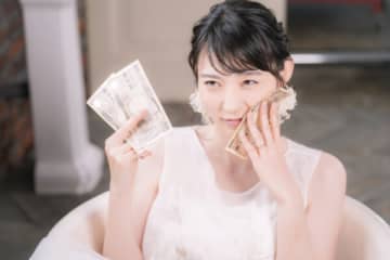 「結婚式のドレス試着の写真を何十枚と送りつけてくる」　医者と結婚して変わった友人と絶縁