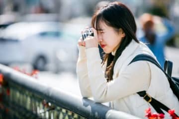 一人時間を楽しむ30代女性「知らない土地で地酒飲んで知らないローカル番組見るのがたまらなく好き」