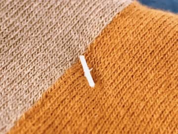 靴下のタグを「ハサミを使わず」取る方法！道具も力も不要、覚えておきたいライフハック