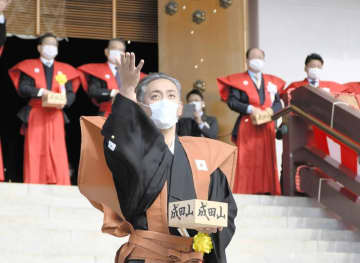 團十郎さん襲名後初参加　NHK大河ドラマ出演者らも　2月3日、成田山節分会の豆まき