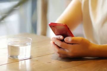 親友だと思ってたのにSNSで「地元の友だち」と書かれて絶縁した女性