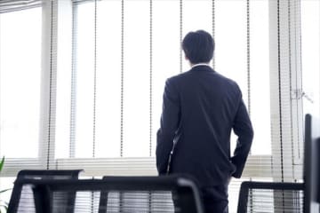 年収1300万円でも「スーツはイオンで吊るしのものをセールで買う」と語る男性