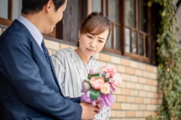 「結婚式のご祝儀は、すべて義母のものに」とんでもない条件を飲もうとする彼氏から逃げ出した女性