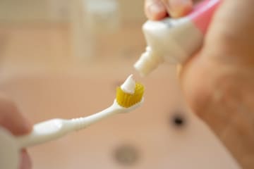 年収1500万円以上でも貧乏性「歯磨き粉の容器を切って最後まで使う。洗剤は薄める」と40代女性