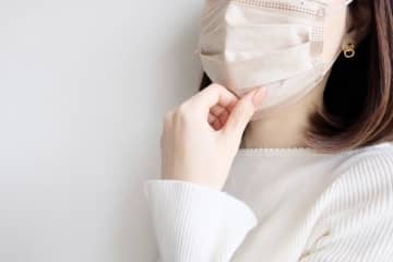 3月13日以降、マスクを外しますか？→「顔を見られたくない」「精神的に不安」「様子見で」