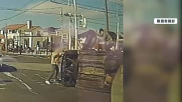 【独自】交差点で激しく衝突 横転した車のドライバーを引火するリスクの中で懸命の救助…信号無視か？