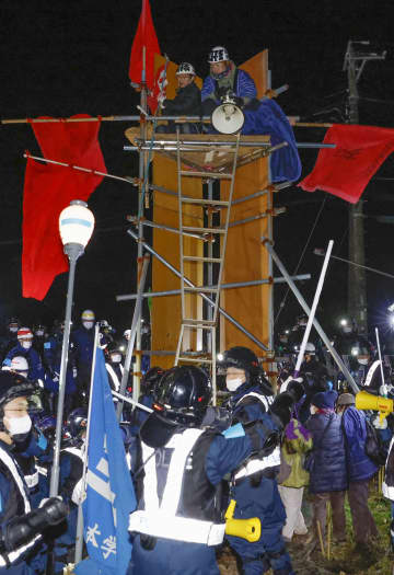 反対派やぐらの撤去始まる　成田空港内の農地で強制執行