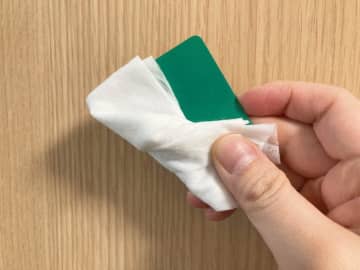 いらないカードは捨てる前にもうひと働き！「汚れごっそり」「鬼のように取れる」ライフハック