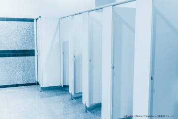 公衆トイレのドアはなぜ短い？　意外な理由が続出し「なるほど」の声