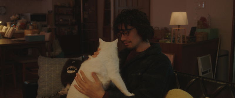 “猫目”に囚われた斎藤工　飼い猫を抱き上げる姿　猫目の風俗嬢との出会い　「零落」本編映像