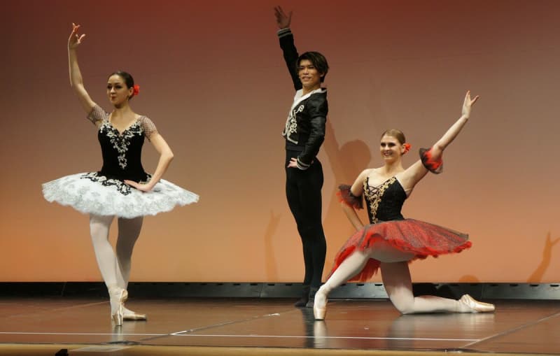 平和の願い、バレエに込めて　ウクライナから避難のダンサーが支援公演
