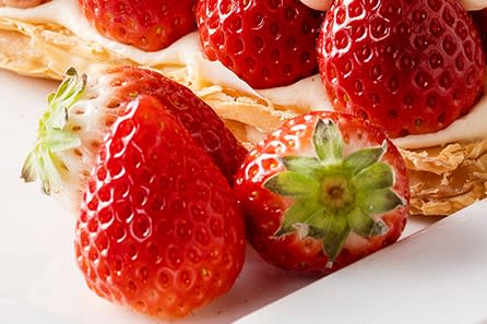You can enjoy the hotel's luxurious "Strawberry Sweets Fair" for 2,500 yen!