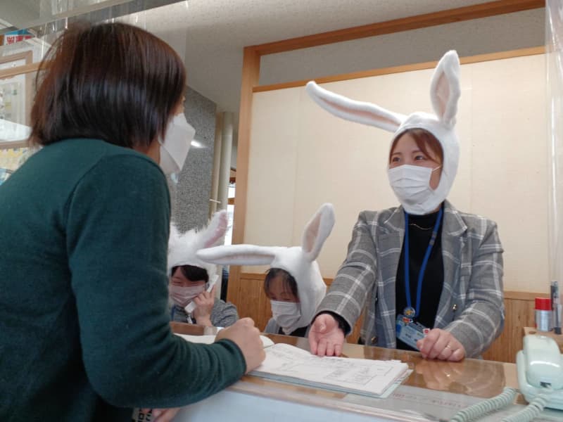 Tottori "The White Rabbit of Inaba" is renamed to "Usagitori Prefecture" on Rabbit Day (3/3).A prefectural office worker wears "rabbit ears" at the counter