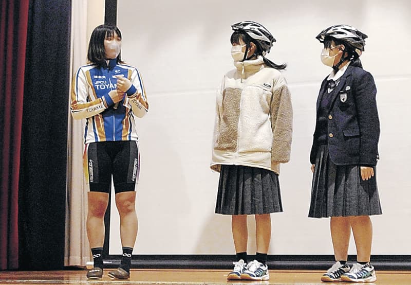 小杉高で競輪・下条選手がヘルメット着用呼び掛け　努力義務化前に