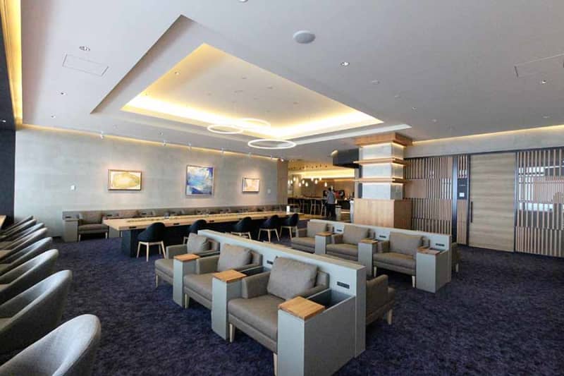 秋田空港、ラウンジをリニューアルオープン　日本酒や比内地鶏スープが無料で試飲可能