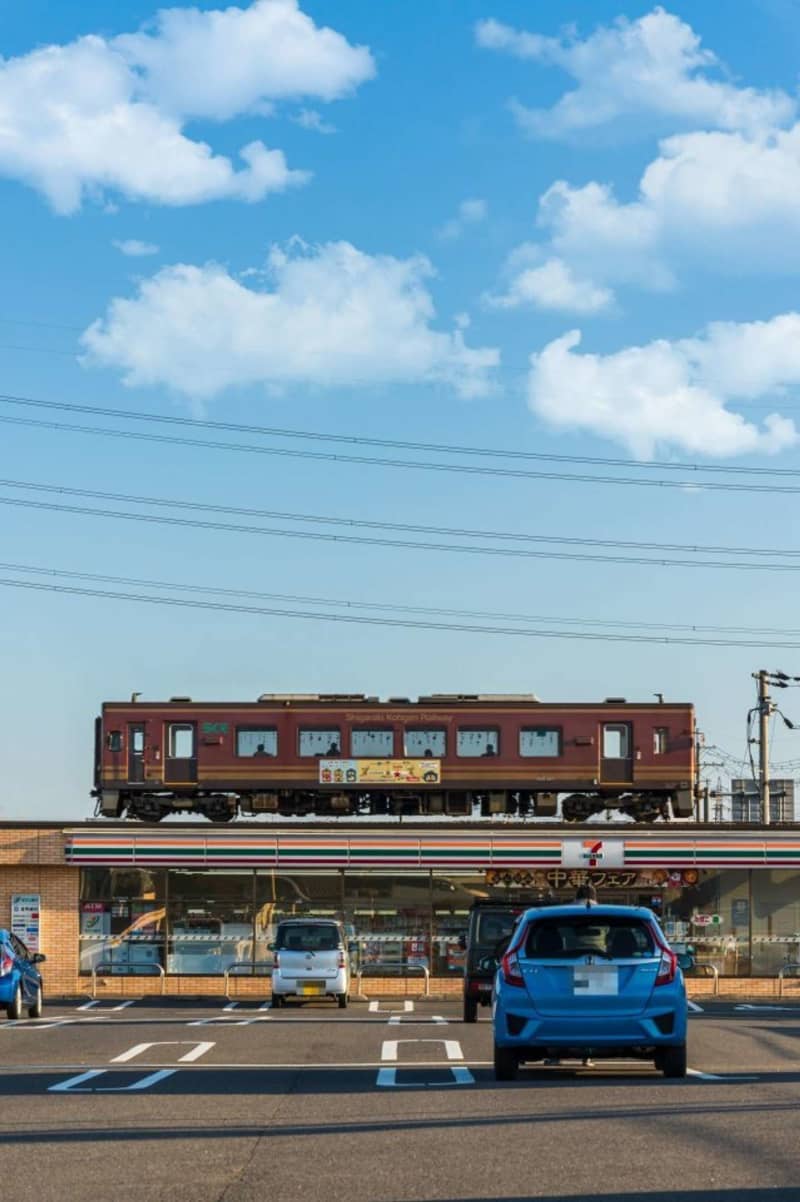 コンビニの上を列車が走ってる！？　滋賀で「合成写真みたいな風景」激写される