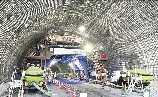 鹿島／トンネル覆工で中流動コンクリも全自動打設、実工事に初導入