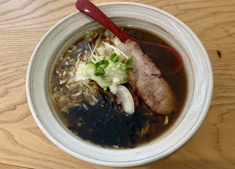 "Soy sauce ramen" with black soup is actually delicious!Sapporo's popular "Junsumi-kei" hidden well-known store