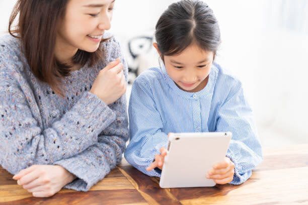 タブレットばかり見てる子ども…注意したほうがいいの？「GIGAスクール構想」で変わる日…