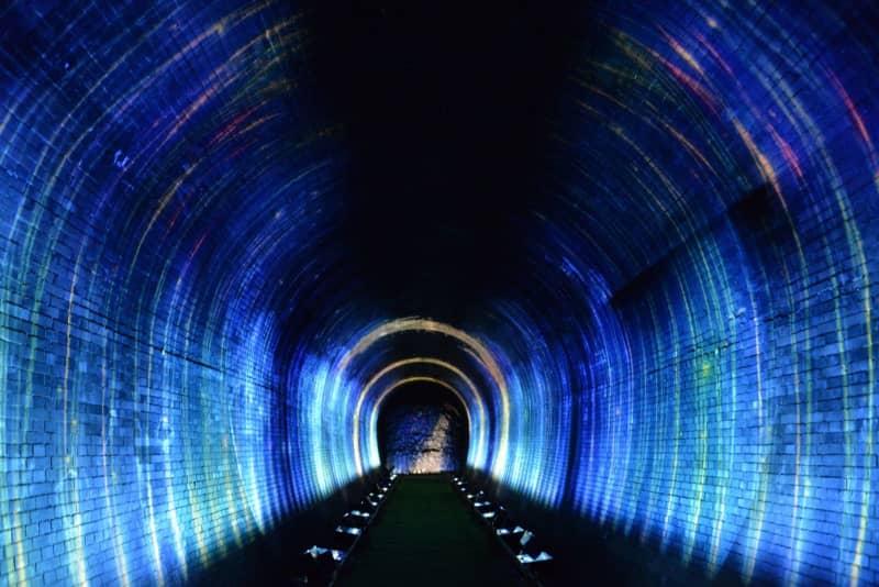 日本屈指の希少な空間！大阪・柏原市の『亀の瀬』で開催中の「光の旅路」が凄い