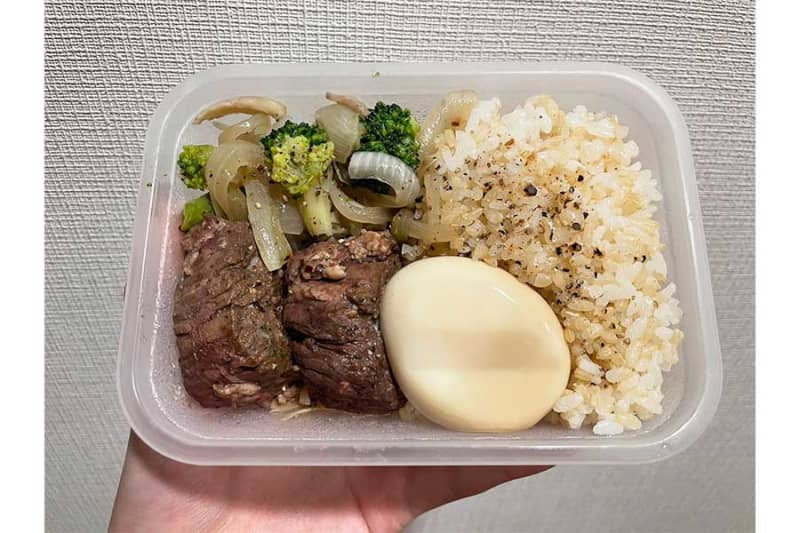 26歳独身OLの弁当が「減量にも最高」と話題　15キロダイエットで腹筋くっきり　タッパー利用の賢さ