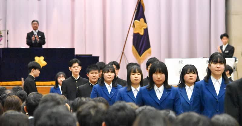 歌えなかった校歌、やっと…　県立千葉南高で卒業式　入学式翌日から2カ月間休校の学年、笑顔で門出