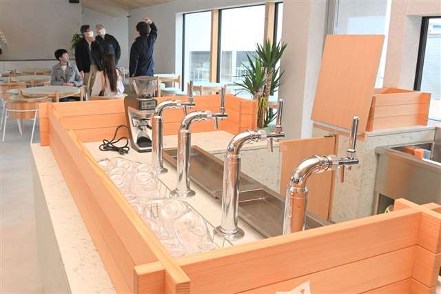 山本酒造店、新設の「醸造所＋カフェ」に4億円　エルメのマカロンも
