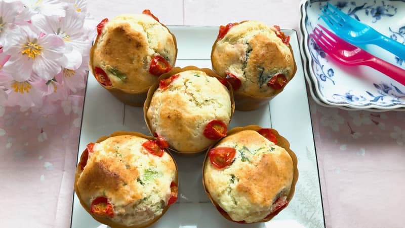 【子どもと作るレシピ】焼くまで10分！カルシウム補給に「簡単小松菜マフィン」を作ろう！