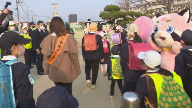 岡山市の小学校で新1年生が登校練習　警察やボランティアらが安全な登下校を呼び掛け
