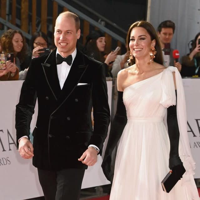 Prince William and his wife try paper cranes!Pray for the peace and healing of the victims