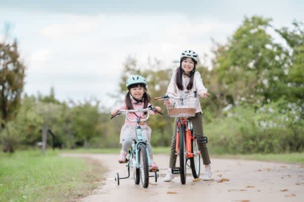 コーダブルーム、子供用自転車「asson」に限定モデルが登場　ポップなカタカナロゴを採用
