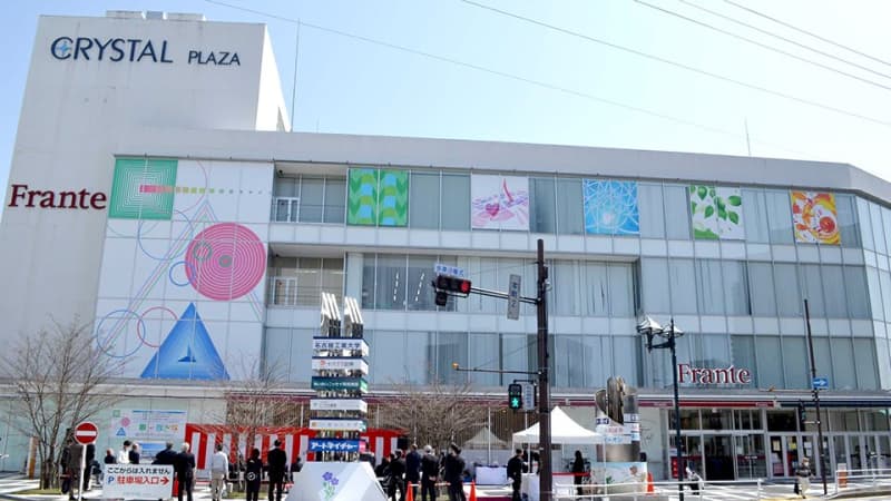 Commercial complex "Crystal Plaza" wall renewal, high school student illustrations adopted Gifu / JR Tajimi station front