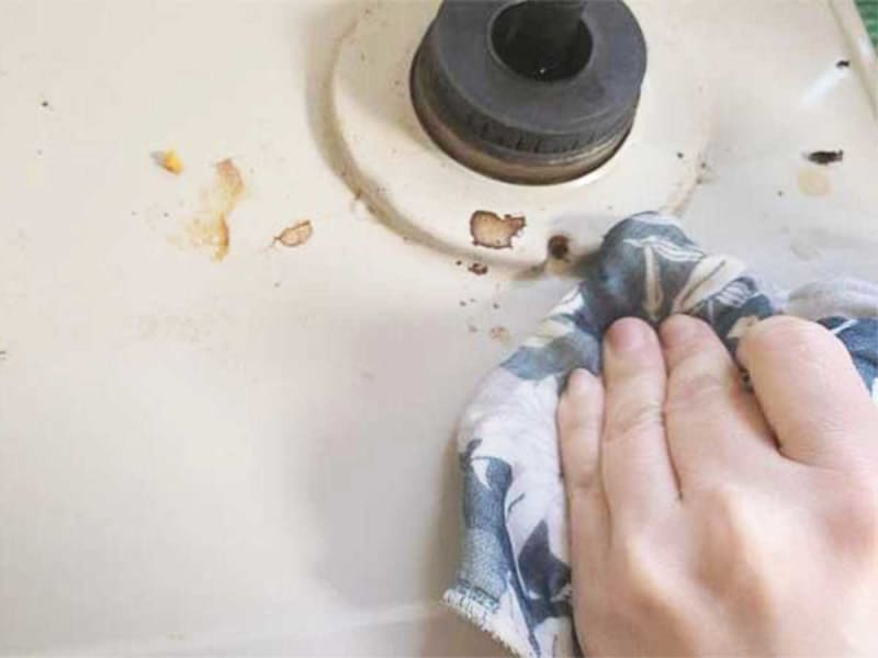 How about wiping the stove with "leftover drinks"? "Squeak!"