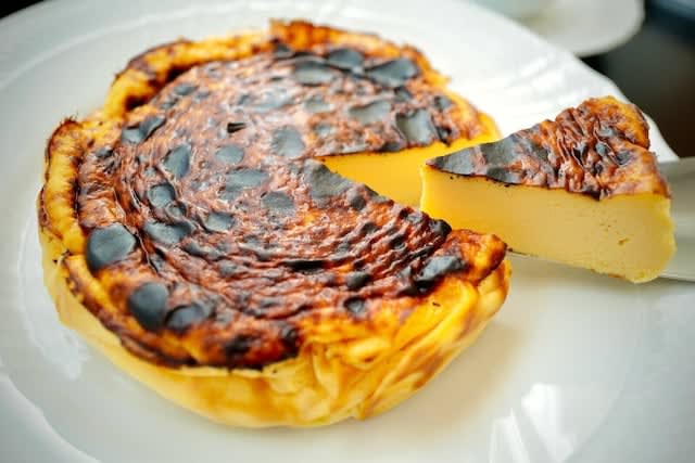 【材料4つだけ】オーブントースターで「バスク風チーズケーキ」レシピ！ 失敗なしで超簡単