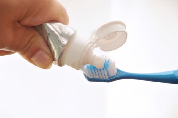 年収1400万円でも「出にくくなった歯磨き粉をハサミでカットして使う」という男性