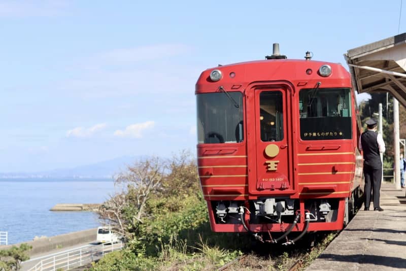 You can enjoy the superb view of Iyonada and delicious meals!Sightseeing train "Iyonada Monogatari" running in Ehime