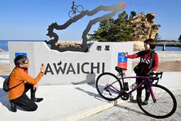 「アワイチ」発着点に新シンボル　淡路島かたどったモニュメント　名勝背景に自転車と記念撮影も