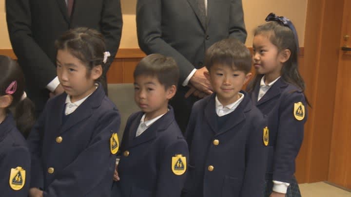 "Yellow patch" donated for 1 people in Yamanashi Prefecture to prevent traffic accidents among first-year students