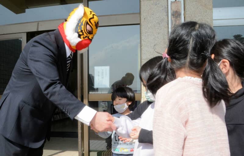 Tiger Mask came, calling himself "Naoto Date", donating book cards to elementary and junior high schools "Not just smartphones...