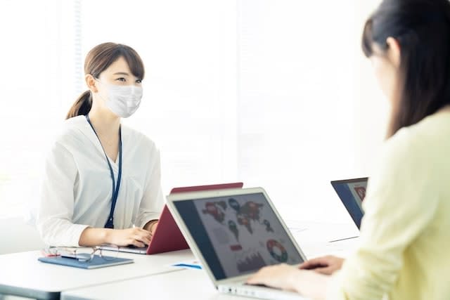 「マスク依存」は克服すべき？はずすべき？ マスクで人生を変えた女性のエピソードから考える