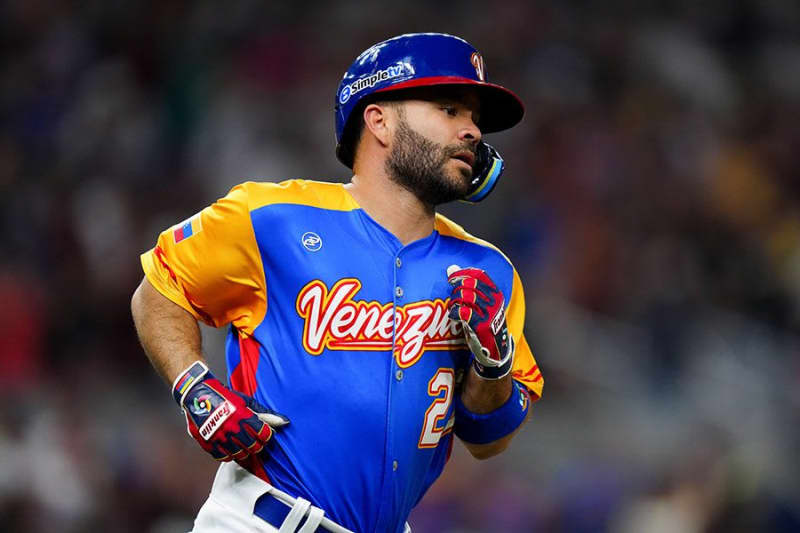 Severe pain in Venezuela ... 3-time lead hitter Altuve hit by pitch, injured and replaced US reporter "Looks pretty bad"