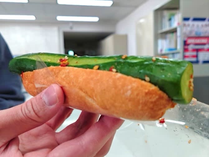 [Kobe] A whole pickled cucumber sandwich!What is the unique side dish bread “Tsukemono Dog”?I spoke to the inventor
