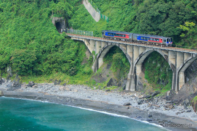 The limited express "Ashizuri" on the Dosan Line is wrapped in an NHK morning drama... "Ranman" about a genius botanist from Kochi Prefecture