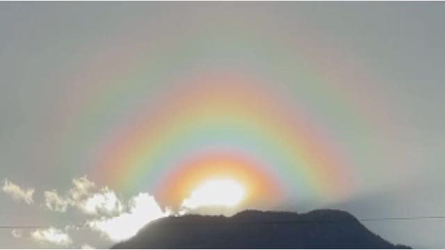 北アルプスに沈む幻想的な夕日　実は…大量飛散で見られる「花粉光環」