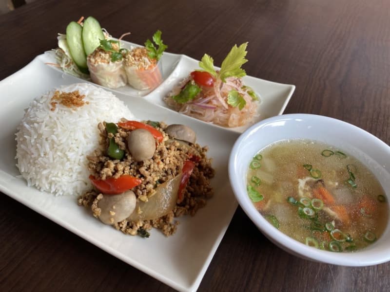 Kao Mangai and Gapao Rice… Enjoy the Authentic Taste of Kobe “Thai Cuisine See daeng”