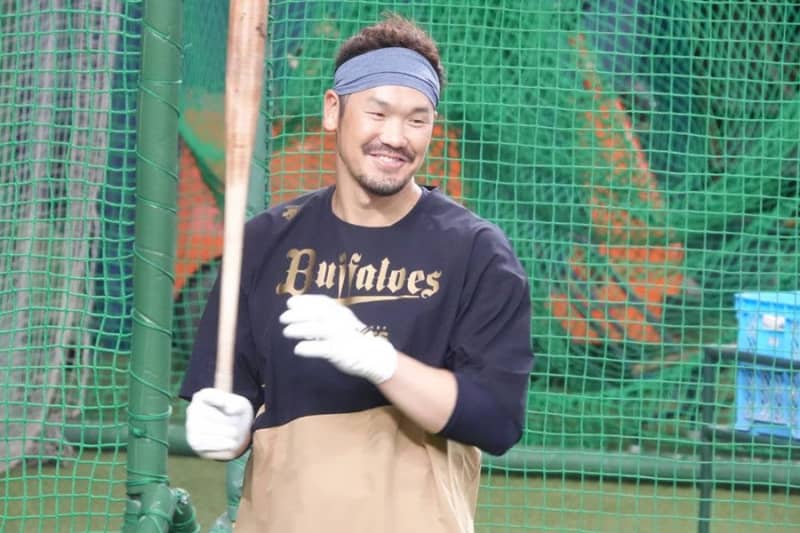 Ori T-Okada donates supplements to alma mater Riseisha "I want to give back to high school baseball"